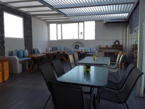 卡马利杜鹃花酒店的用餐室设有桌椅和窗户。