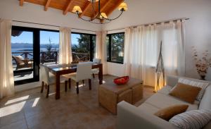 圣卡洛斯-德巴里洛切南加泰罗尼亚Spa公寓酒店的客厅配有桌子和沙发