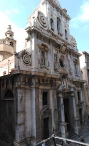 巴勒莫B&B Santa Caterina的一座古老的石头建筑,上面有雕像
