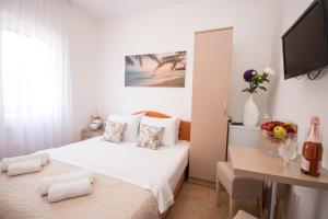 巴尔Villa Kovacevic的白色卧室配有床和书桌