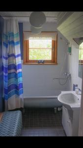 SalinõmmePaadi puhkemaja的带浴缸、水槽和窗户的浴室