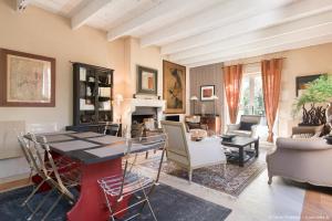 滨海拉库阿尔德Le Clos du Vieux Porche的客厅配有桌椅和壁炉