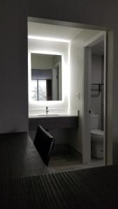 查尔斯顿查尔斯顿戴斯酒店 - 机场体育馆的一间带水槽和镜子的浴室