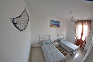 斯蓬加诺SALENTO DA INCANTO的一间设有两张床和一把雨伞的房间