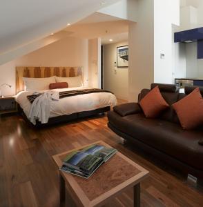 霍巴特萨拉曼卡码头酒店的一间卧室配有一张床和一张沙发