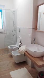 马里迪莫Il Viaggiatore的白色的浴室设有水槽和卫生间。