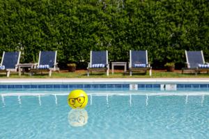 蒙托克大海度假旅馆的游泳池里的黄色球