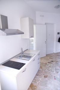 巴勒莫Clambè的白色的厨房配有水槽和冰箱