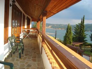 格拉瓦塔斯布里扎塔度假屋 - 贝图拉的享有水景的房屋阳台