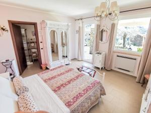 多尔切阿夸La cicala stonata的一间卧室设有一张大床和一个大窗户