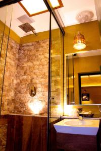 花园乌尤尼酒店的一间浴室