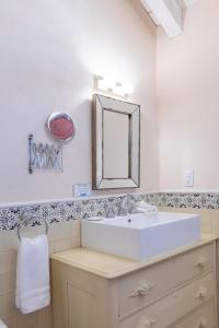 瓦斯卡坎波阿祖尔化斯卡酒店的浴室设有白色水槽和镜子