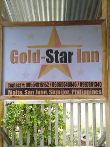 锡基霍尔Gold Star Inn的 ⁇ 上金星旅馆标志