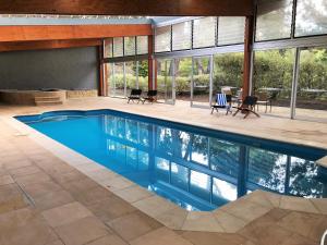 马其顿玛克德昂群山酒店和Spa的一座室内蓝色海水游泳池