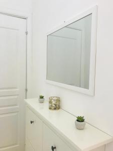 Giuggianello乐菲印度旅馆的白色的墙壁上设有镜子的白色浴室