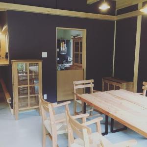 AsahiGuesthouse Kazenowa的一间带木桌和椅子的用餐室