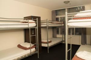 悉尼790乔治背包客的宿舍间内带几张双层床的客房