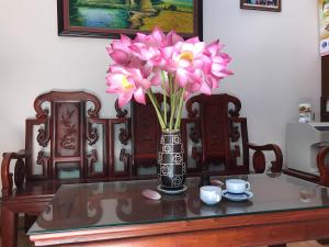 河内105 Láng Hạ的花瓶里满是粉红色的花朵