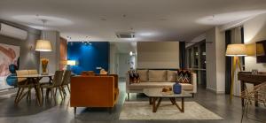 安塔利亚阿卡家园公寓式酒店的客厅配有沙发和桌子