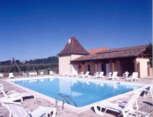 利梅伊维特拉酒店的一个带白色椅子和房子的大型游泳池