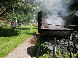 格但斯克Hostel Mamas & Papas的烟火在院子里冒出来的烤架