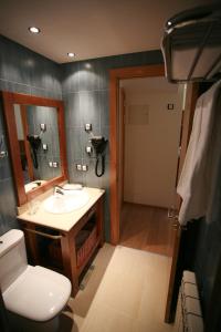 卡尼略奥巴卡布兰卡SPA公寓式酒店 的一间带水槽、卫生间和镜子的浴室