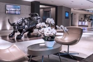 新加坡M Hotel Singapore City Centre的大堂设有大象和椅子的雕像