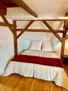 格里马Ferienwohnungen Grimma 3的木梁客房的一张床位