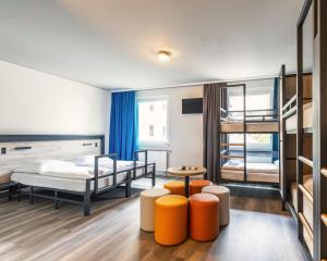 柏林柏林中央火车站A&O经济型连锁酒店的一间卧室配有一张床和两张双层床。