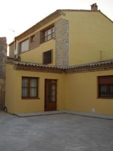 AlborgeCasa De Los Diezmos的前面有车道的黄色房子