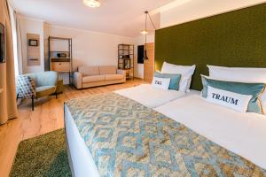 弗赖堡Weinhotel Freylich Zahn的一间卧室配有一张大床和绿色床头板