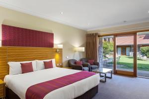 本迪戈Julie-Anna, Bendigo的酒店客房设有一张大床和一个露台。