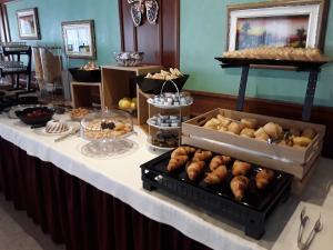 莱维科特尔梅贝拉丽雅酒店的自助糕点和其他食物在餐桌上