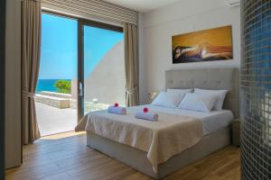 罗达奇诺Mary Beach的一间卧室设有一张床,享有海景