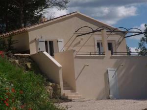 方丹·德·沃克吕兹B&B Villa Chante Coucou的前面有楼梯的小白色房子
