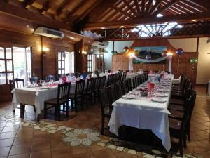 CalvelloHotel Pietrapanna的用餐室配有长桌椅和绘画作品