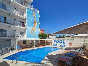 帕尔马海滩BQ Carmen Playa- Adults Only的酒店前的游泳池