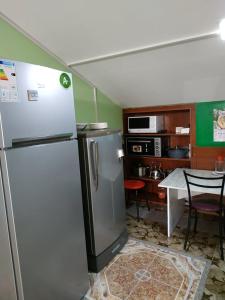 第比利斯Hostel Portal的厨房配有冰箱和桌椅