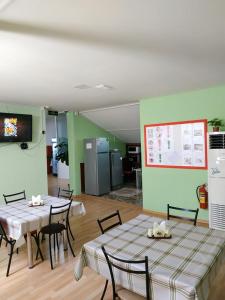 第比利斯Hostel Portal的带2张桌子和椅子的房间以及厨房