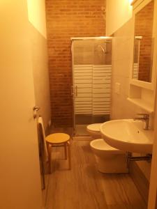 圣温琴佐Villa Biagi的浴室设有2个卫生间、水槽和淋浴。