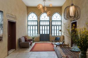 ‘Ayn ZḩaltāLa Maison des Sources的客厅设有大窗户和桌子