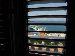 卡利姿伦齐公寓的享有水面上船舶景致的窗户