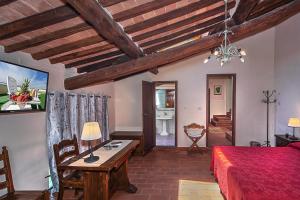 卢卡Hotel Villa Rinascimento的一间卧室配有一张床铺和一张桌子,另一间卧室配有一张桌子。