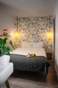 凯玛丽Casa Caimari Guest House, for mountain lovers!的一间卧室配有一张带花卉墙壁的床