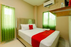 RedDoorz Syariah @ Panglima Polem Aceh客房内的一张或多张床位