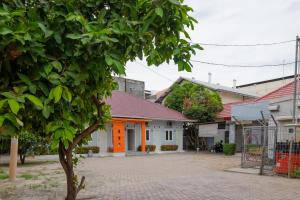 班达亚齐RedDoorz Syariah @ Panglima Polem Aceh的街上有橙色门的房子