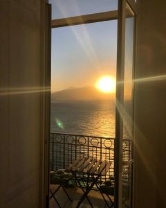 那不勒斯Lux的透过窗户可欣赏到日落美景