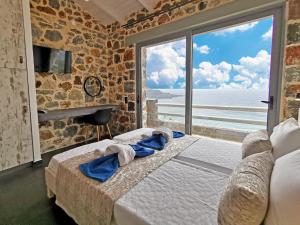SellíaPyrgos Plakias 4的一间卧室设有一张床,享有海景