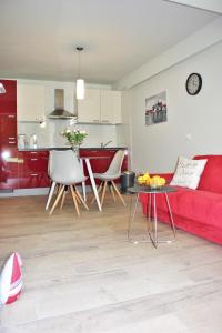 波雷奇Apartmani Žužić的客厅配有红色的沙发和桌子