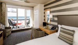 圣布雷拉德金沙酒店的酒店客房设有一张床,享有海景。